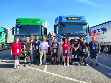 Vor den Fahrzeugen von Scania Test_Drive_26_02