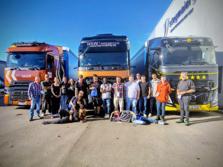 07_nach_einem_Test_vor_den_Fahrzeugen