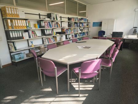 LehrerInnen-Lese-und Arbeitsraum am NAOB Lila01