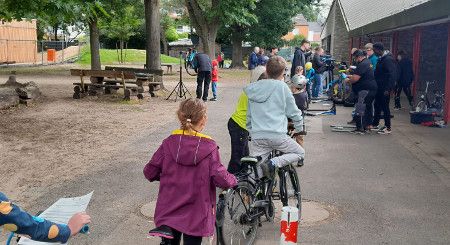 Kinder in der Warteschlange © NAOB fahrradprojekt_1