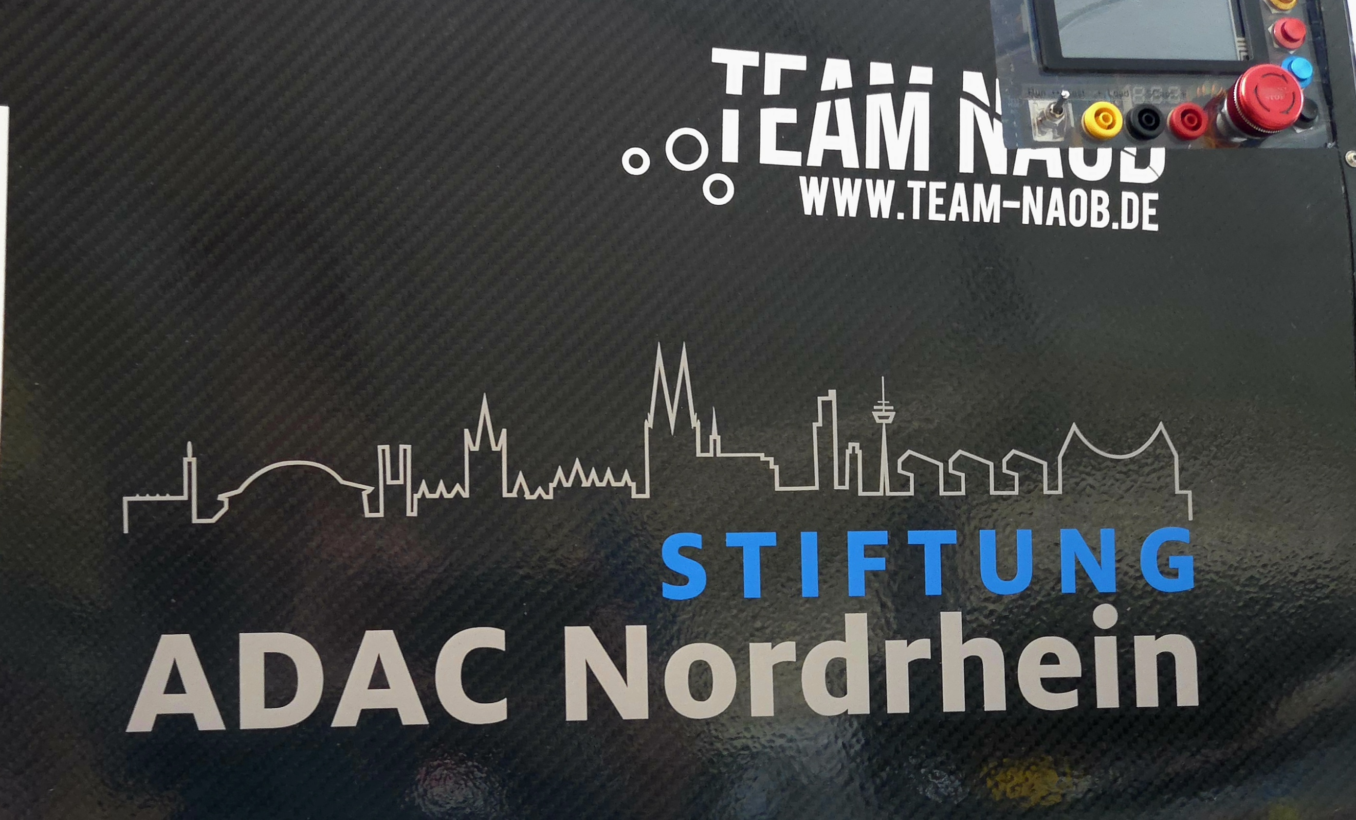 ADAC-Nordrhein-Stiftungs-Logo auf dem H₂-Runnner SEM_2026_02