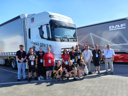 Gruppenbild vor Ford und DAF Test_Drive_26_03